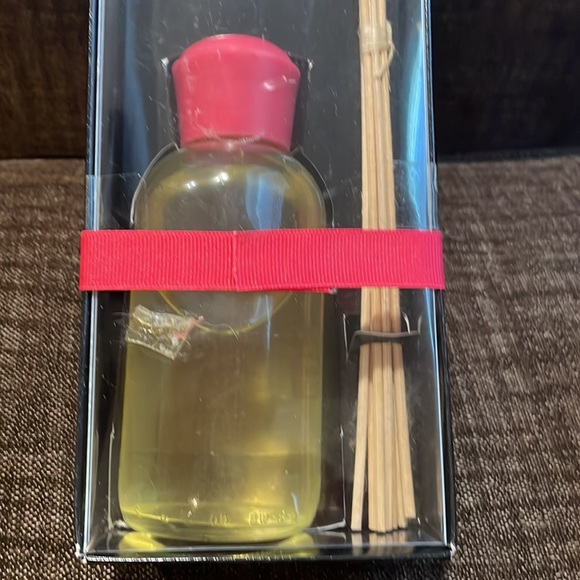 Set of Two Oil Diffusers with Oil - Picture 3 of 11